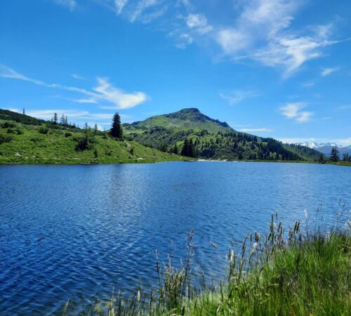 Der tiefblaue Kreuzjöchlsee am Weg zum Brechhorn in den Kitzbüheler Alpen.