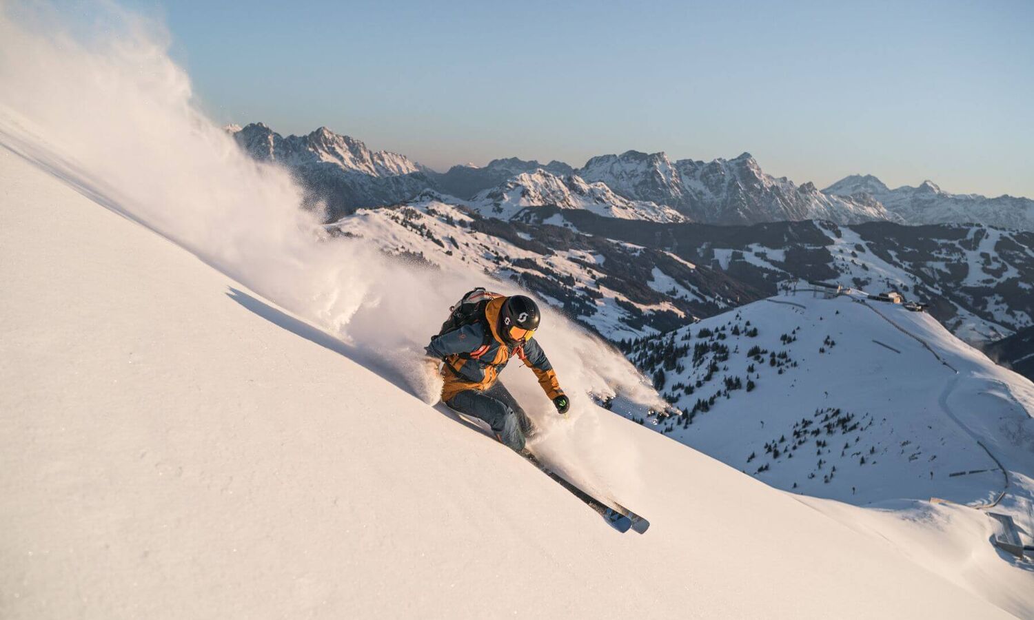 Deep snow skiing in Saalbach Hinterglemm with a view of the mountains