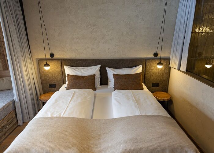 Hotelkamer in Carpe Solem Kaprun met een comfortabel bed, hoogwaardige inrichting en een doordacht design.