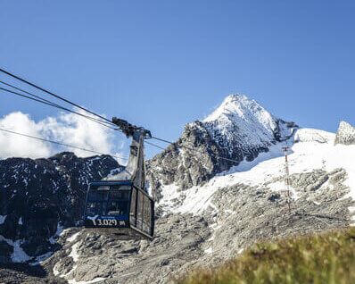 Aerial tramway in front of the summit of the Kitzsteinhorn