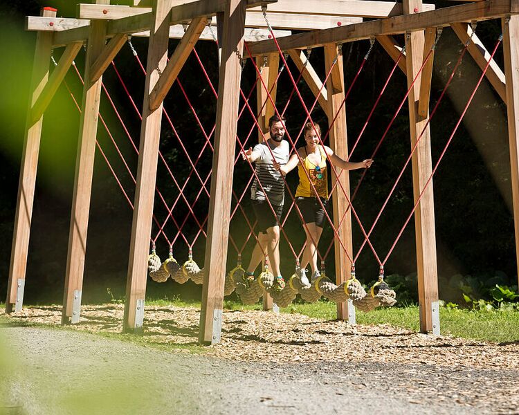 Familie erkundet den Motorikweg in Saalbach