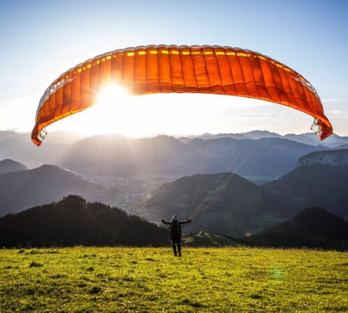 paragleiter startet ueber westendorf%C2%A9kringsmaren b9e9e91c