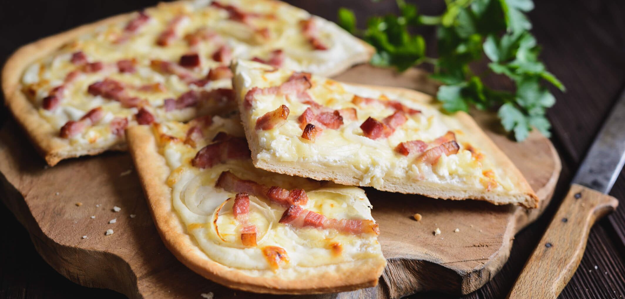 Einfache Rezepte für die Ferienwohnung: Flammkuchen (c) iStock Noir Chocolate