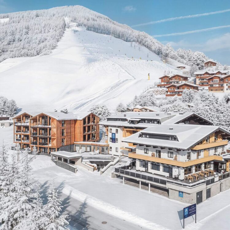 Golfplatz im Winter mit Hotelresort im Hintergrund