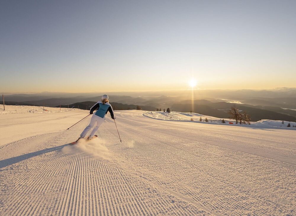 Skifahrerin auf der frisch präparierten Piste auf der Gerlitzen in Kärnten