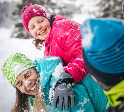 Familie hat Spaß im Schnee (c) Salzburger Land Tourismus