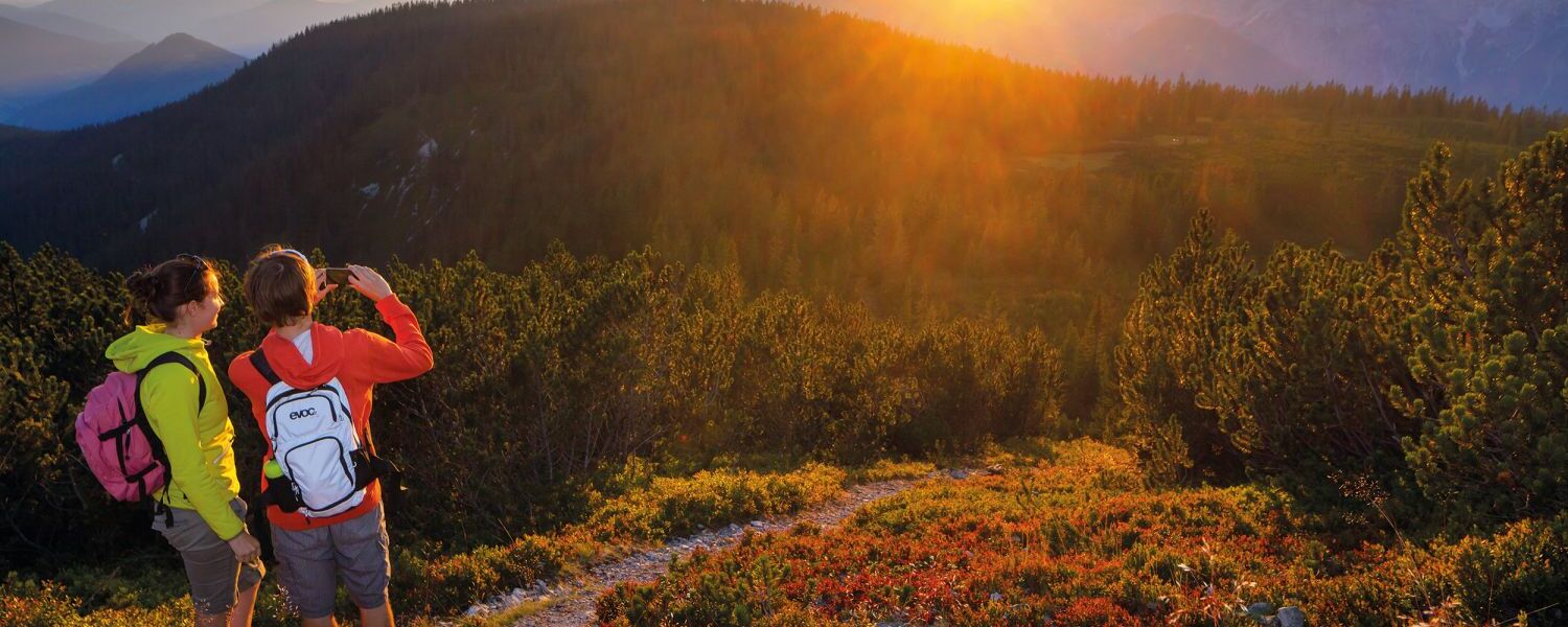 Sonnenuntergang im Herbst mit schönen Tennengebirge