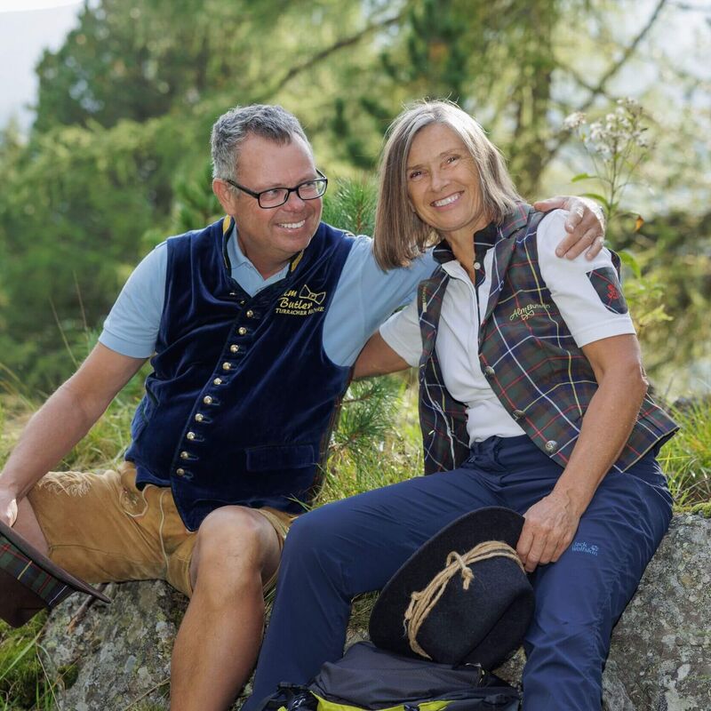 Almbutlerteam sitzt in der Natur