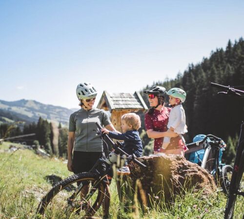 Biken%20mit%20der%20Familie%20 %20Mountainbiking%20with%20the%20family%204894x3263 %C2%A9%20saalbach.com%2C%20Mia%20Knoll min 4247130b