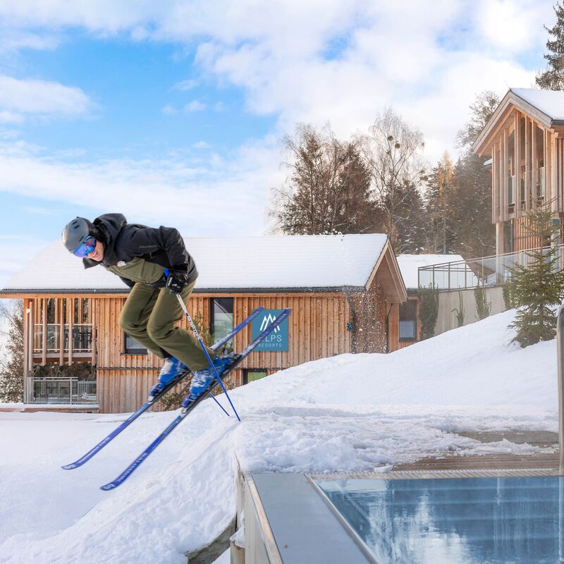 Skiweltmeister Hannes Reichelt springt am Pool des Bergresorts Hauser Kaibling