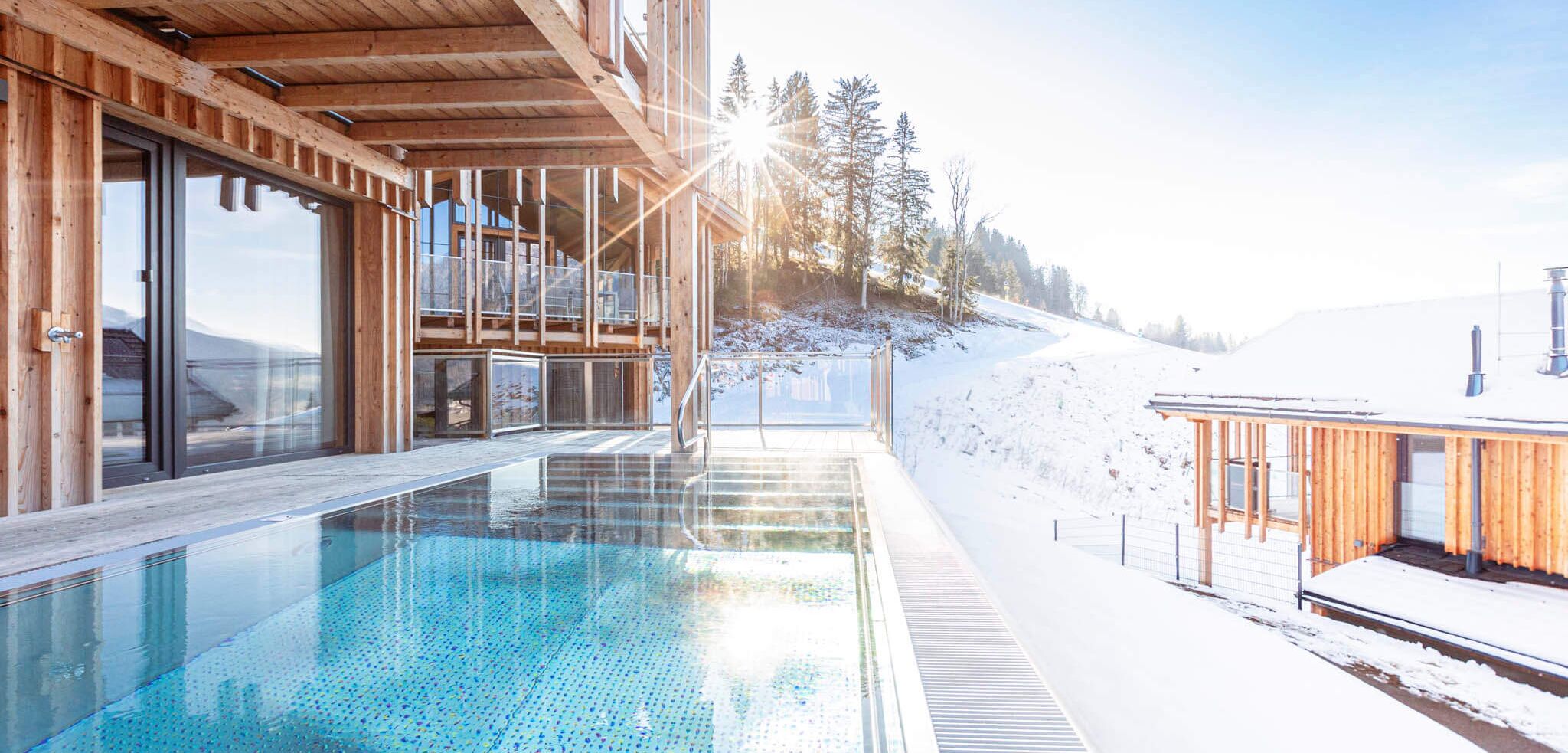 Sonne scheint auf kristallklares Wasser im privaten Pool auf der Terrasse des Ferienhauses