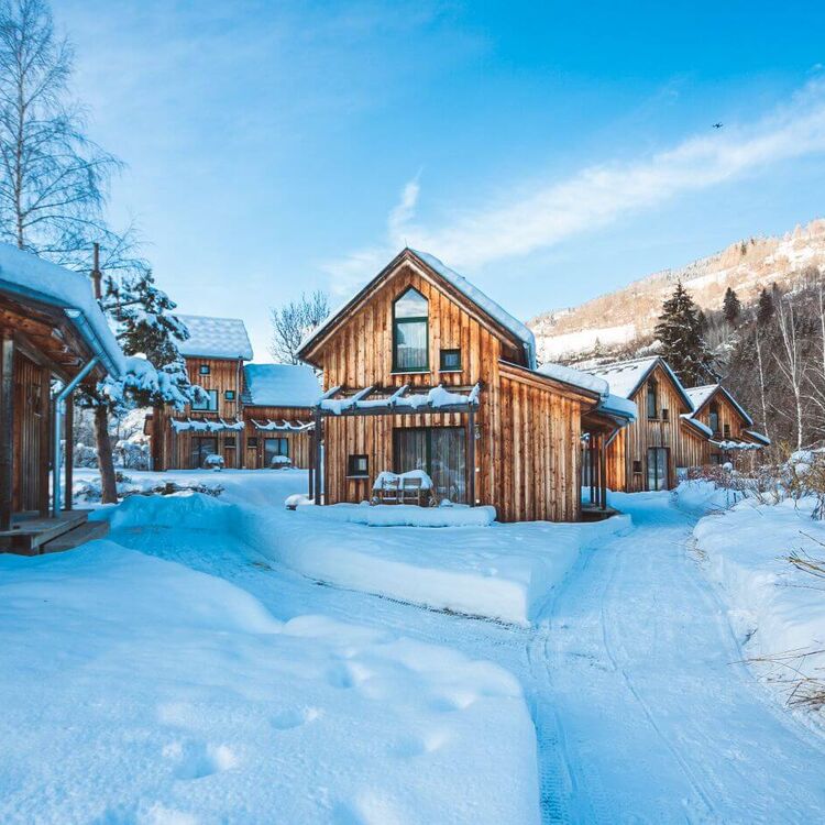 Ferienhaus im verschneiten Schladming direkt an der Skipiste