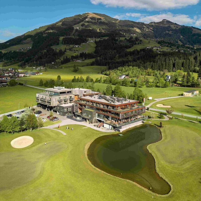 Berg & Golf Resort Westendorf mit Golfplatz und See.