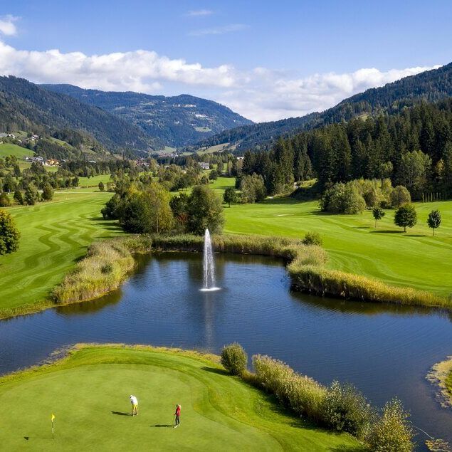 Golfplatz Murau-Kreischberg mit Blick auf die umliegende Berglandschaft.