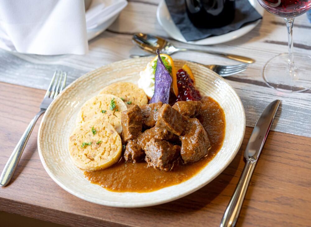 Wildgulasch mit Semmelknödel in der ALPS KITCHEN