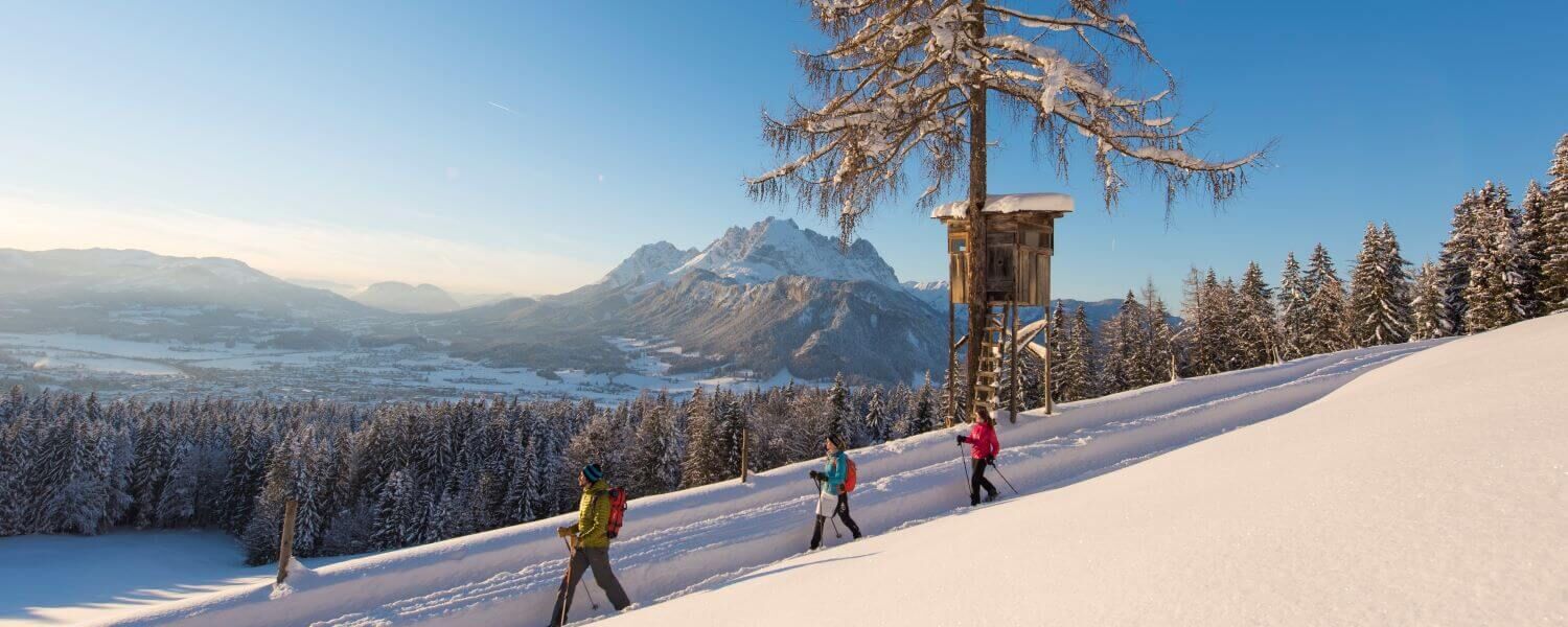 Blick auf den Wilden Kaiser beim Schneeschuhwandern in den Kitzbüheler Alpen.