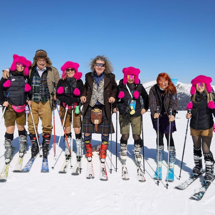 Fröhliche Skifahrer in schottischen Kilts genießen den besonderen Wintertag auf der Turracher Höhe in Kärnten