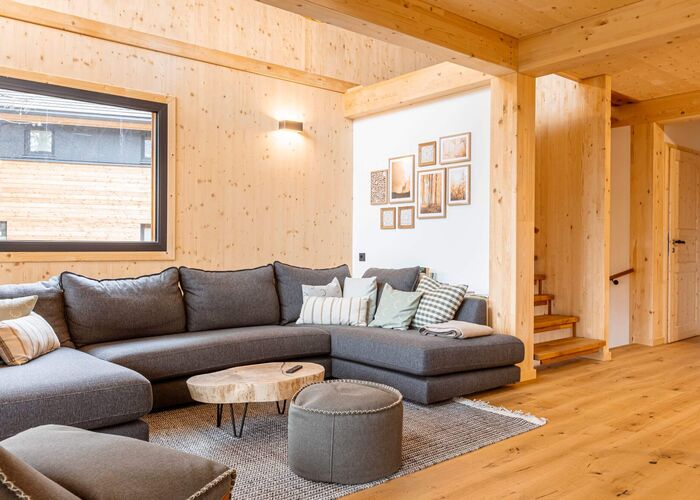 Komfortable Sofa-Ecke in einem Chalet auf der Turracher Höhe mit großzügiger Couch, Couchtisch und alpinem Interieur für entspannte Stunden im Chalet in den Bergen.
