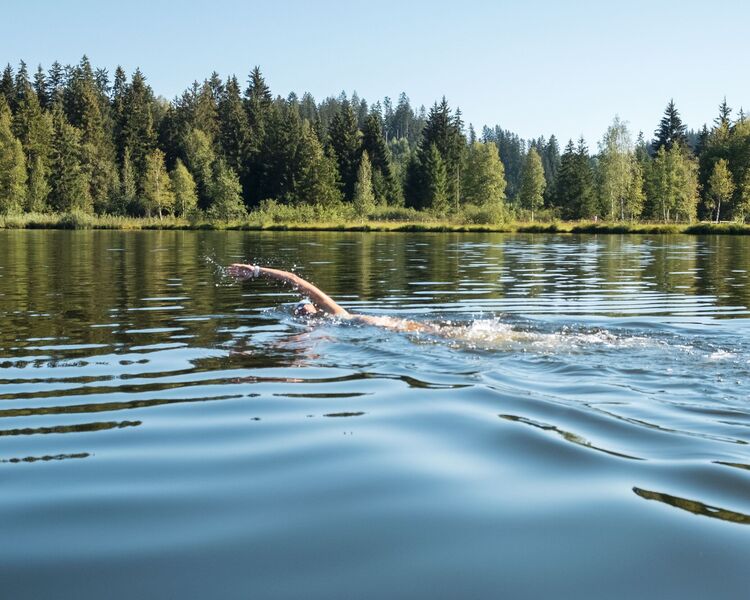 Schwimmen im See im Sommer in Kitzbühel – natürliche Abkühlung in den Alpen