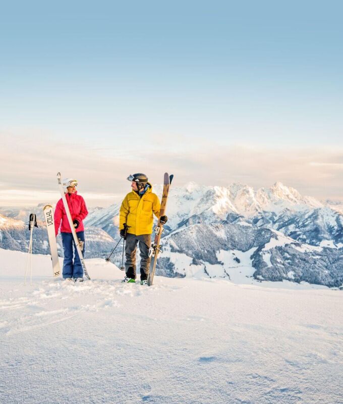 skifahrer vor winter bergkulisse in den kitzbueheler alpen%C2%A9mirjageh 678c46dd