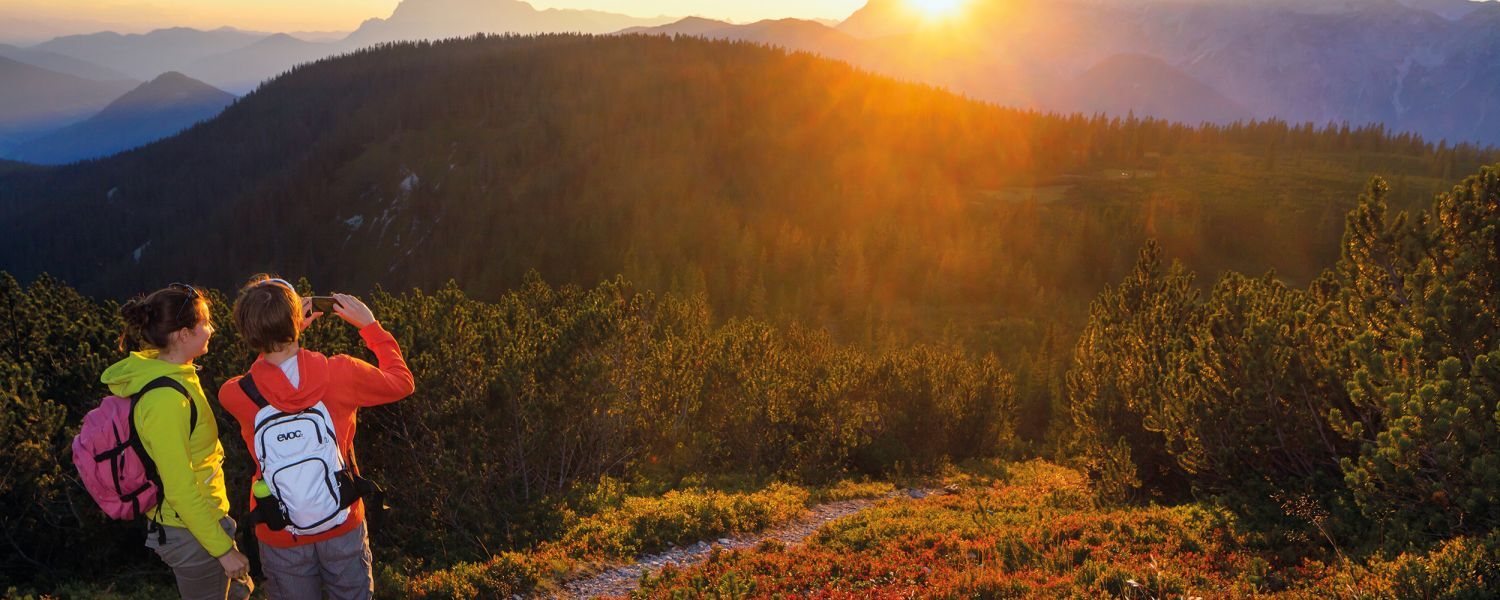 Sonnenuntergang im Herbst mit schönen Tennengebirge