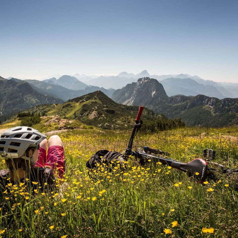 Mountainbiker bei den Nassfeld Bike Days auf einem Trail in der alpinen Berglandschaft Kärntens
