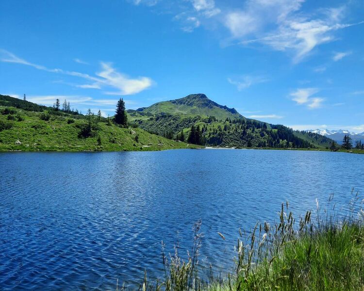 Der tiefblaue Kreuzjöchlsee am Weg zum Brechhorn in den Kitzbüheler Alpen