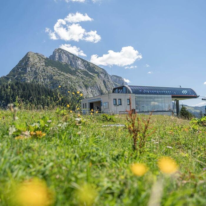 Donnerkogelbahn im Sommer mit Blick auf die schöne Sommerlandschaft