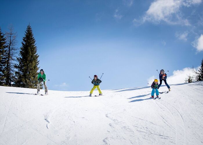 Familie fährt Ski im Skigebiet Grebenzen in der Steiermark