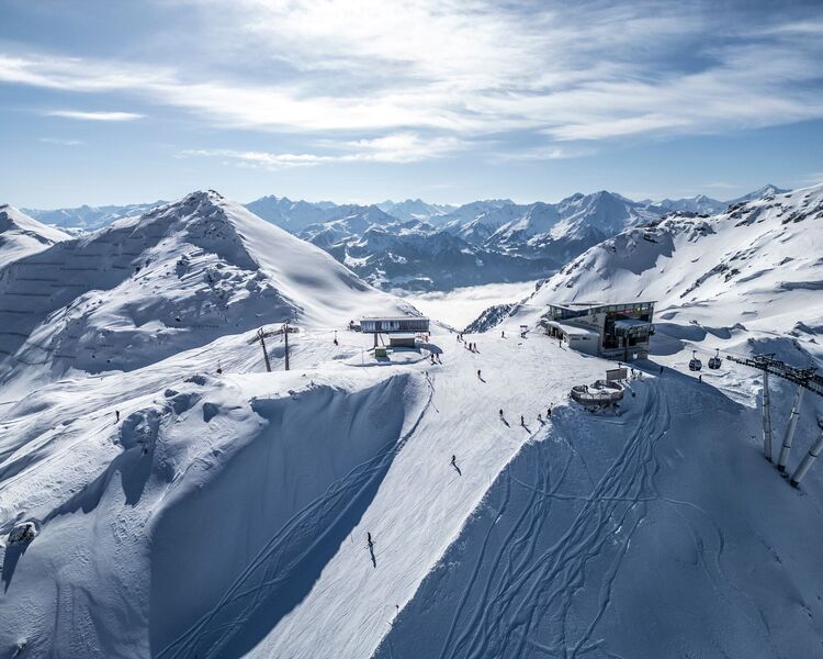 Winter sports enthusiasts in the Zillertal on a sunny winter day.
