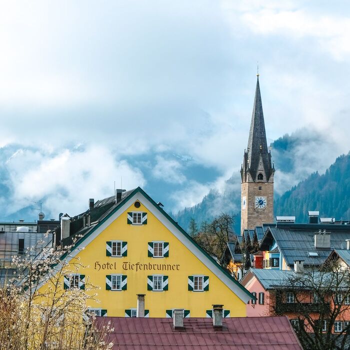 stadtansicht haeuserzeile fruehling c kitzbuehel tourismus min rdw3y2m33ytr5k0