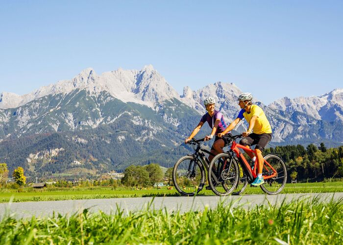 Pärchen am Tauernradweg, im Hintergrund die Berge