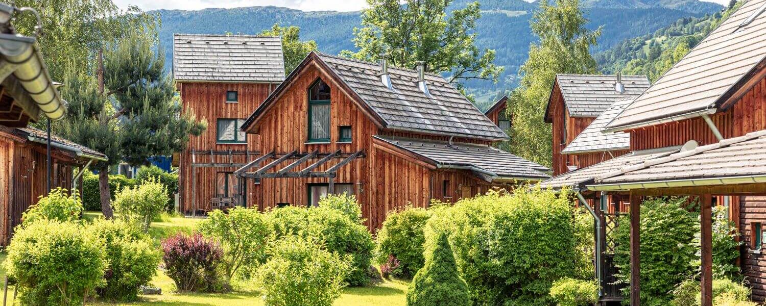 Wooden holiday homes and garden area in the Kreischberg Ferienpark