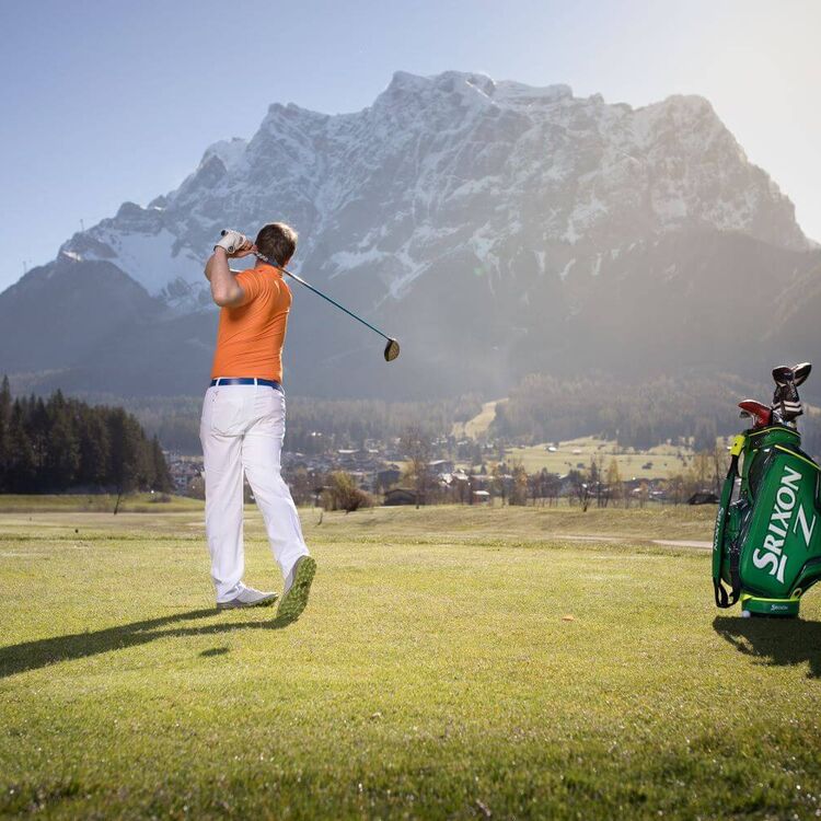Golfer am Golfplatz in Ehrwald mit Blick auf die Zugspitze