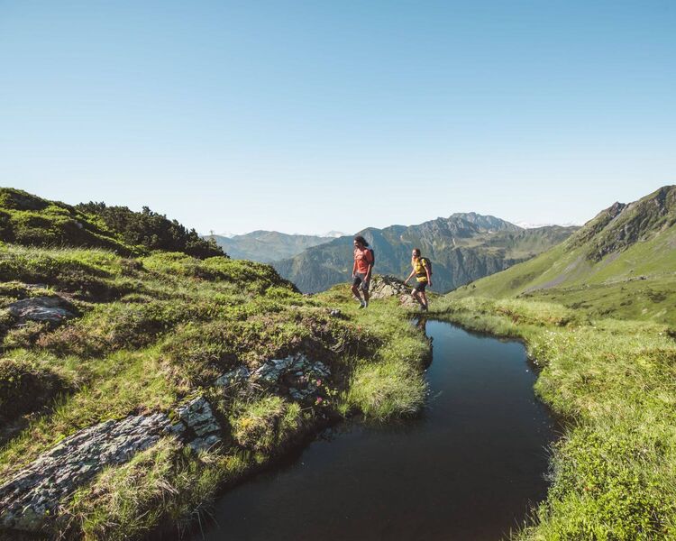 Wandrer in Saalbach Hinterglemm mit Blick auf die Berge