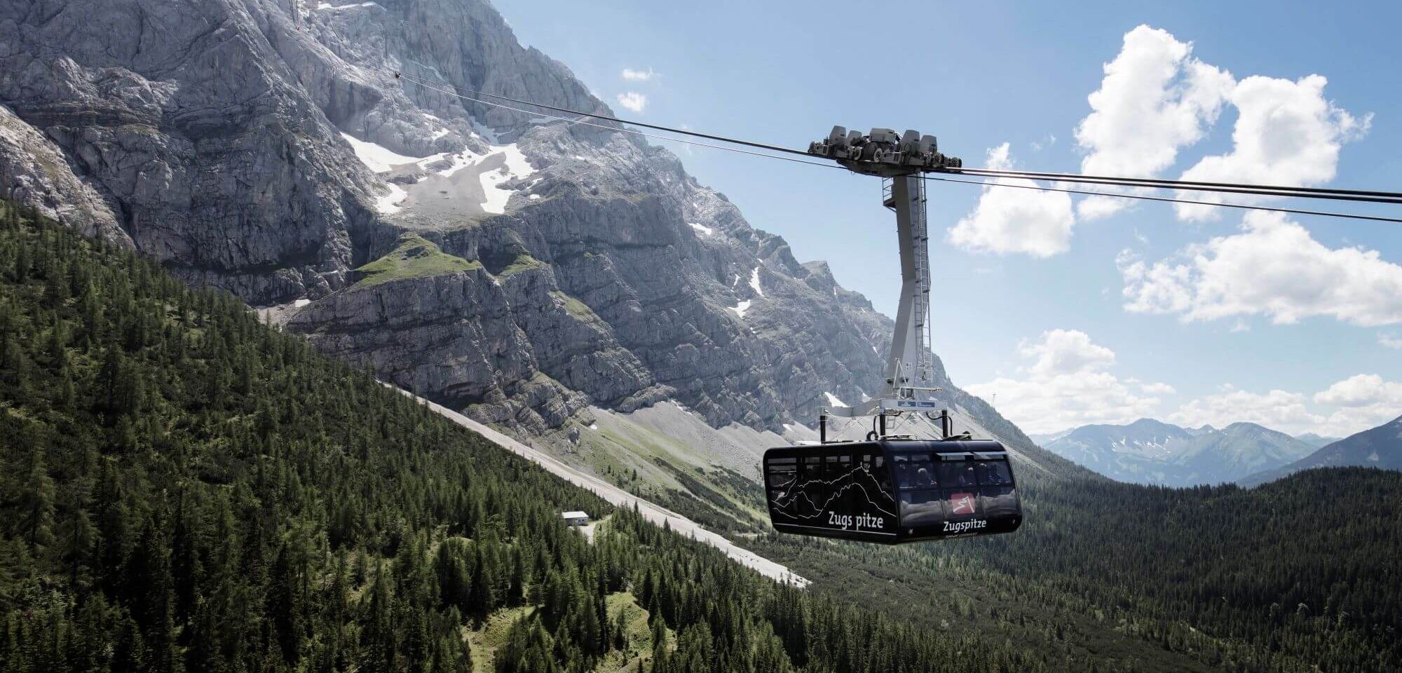 Verglaste Panoramagondel der modernen Zugspitz Pendelbahn am Weg zur Zugspitze.