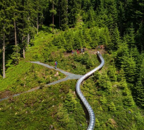 Am Rutschenweg Wildkogel gibt es 10 Röhren  und Wellenrutschen.