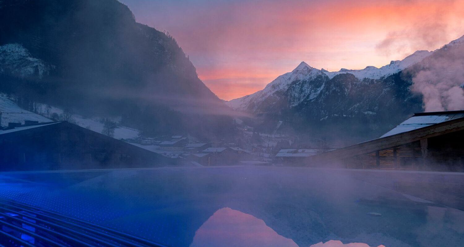 Infinitypool mit Blick auf Dreitausender im Sonnenuntergang