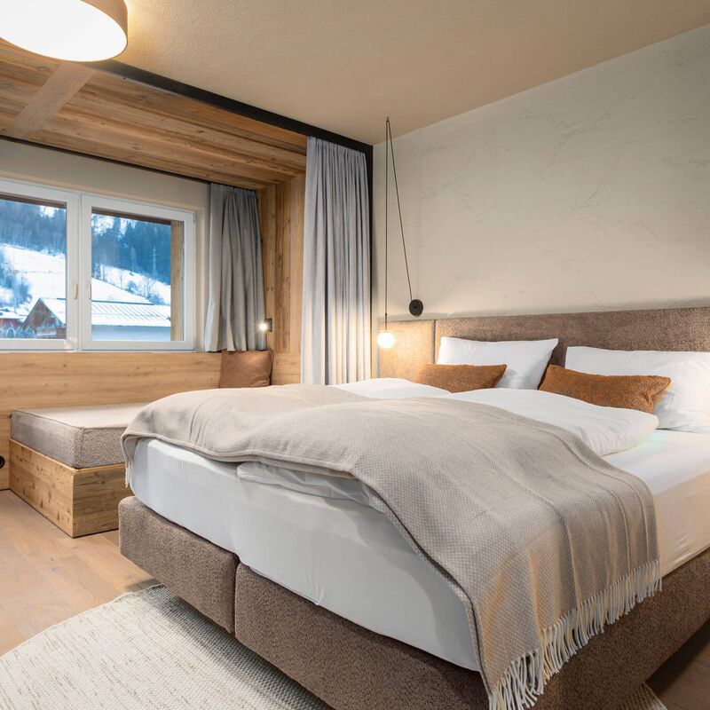 Tweepersoonsbed in Carpe Solem Kaprun met uitzicht op de bergen
