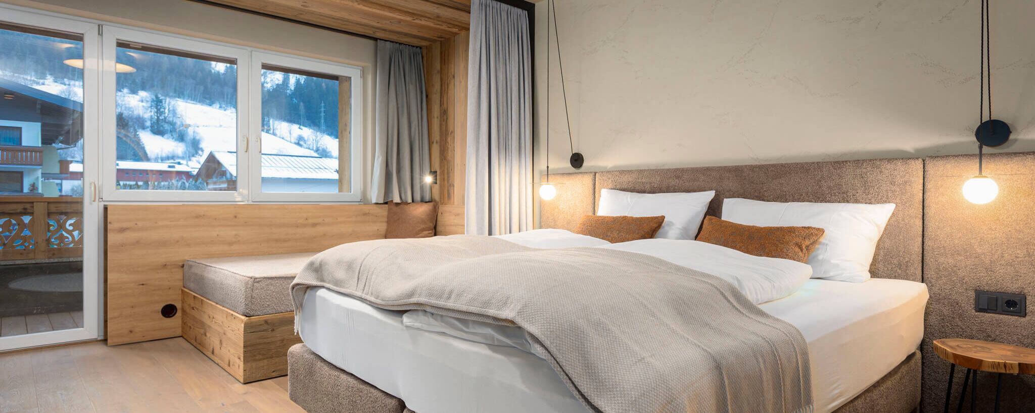 Tweepersoonsbed in Carpe Solem Kaprun met uitzicht op de bergen