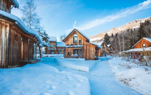 Ferienhäuser im Schnee nahe der Kreischberg Talstation