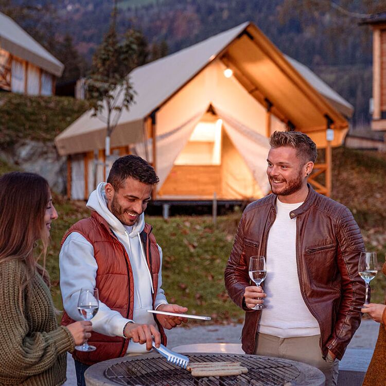 Glampingresort mit Baumhaus und Mobile Homes