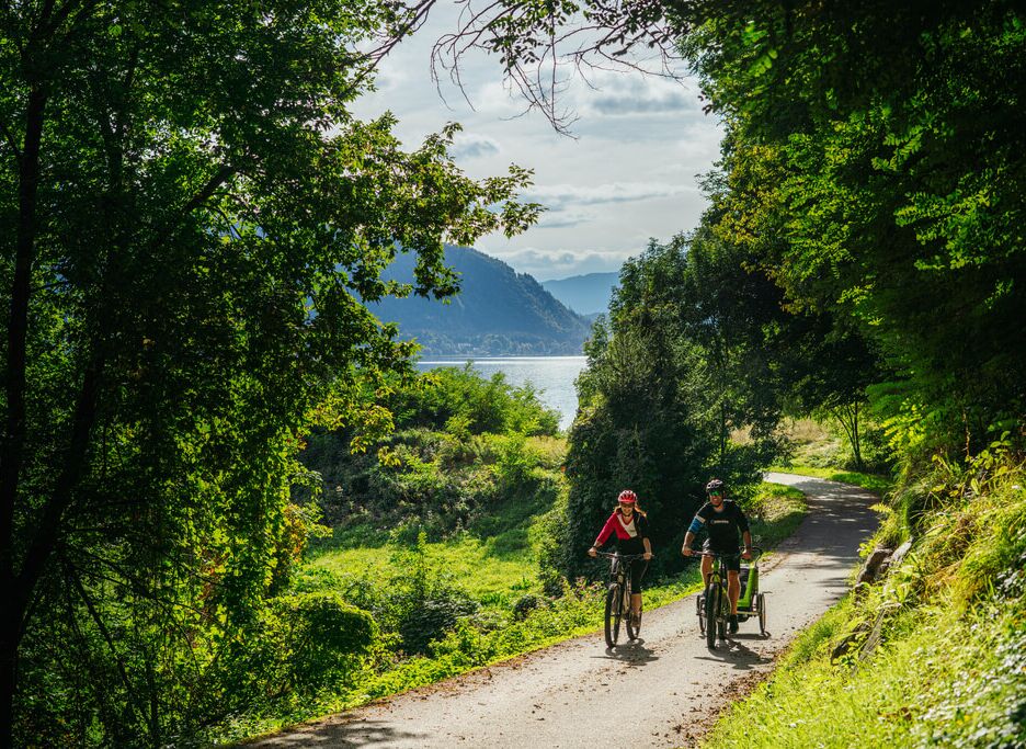 E Biken am Ossiacher See Radweg im Herbst