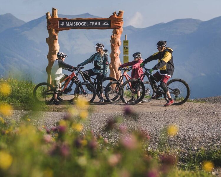 Family with two children and their bikes at the start of a bike trail. (c) Kitzsteinhorn