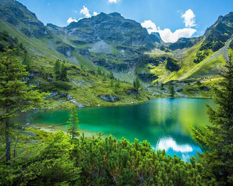 Der Moaralmsee, ein malerischer Bergsee in der Region Hauser Kaibling