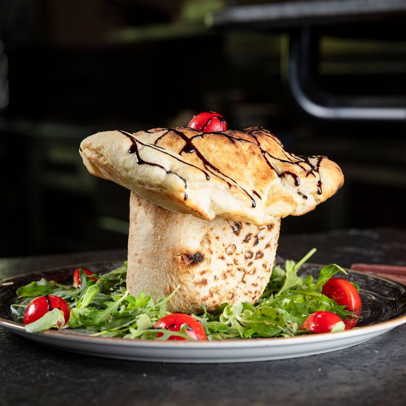 Extravagante Pizza vom Restaurant mangia!