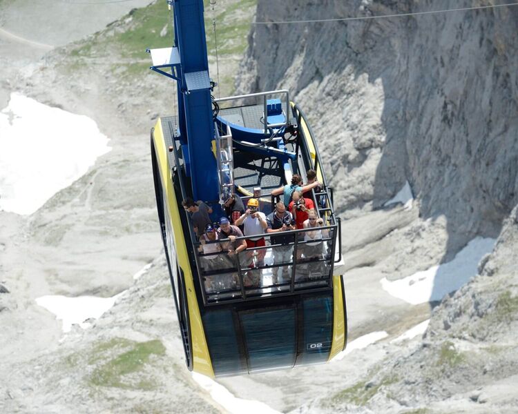 Cabrio gondola in Schladming-Dachstein with panoramic views of the Alps