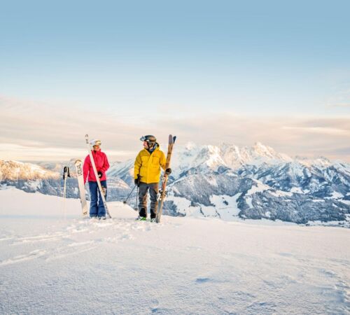 skifahrer vor winter bergkulisse in den kitzbueheler alpen%C2%A9mirjageh 8adf94bb