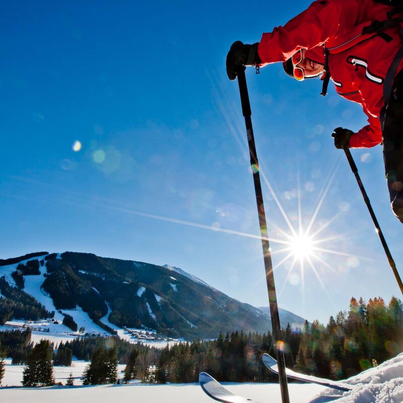 Skifahrer unterwegs im verschneiten Hohentauern.