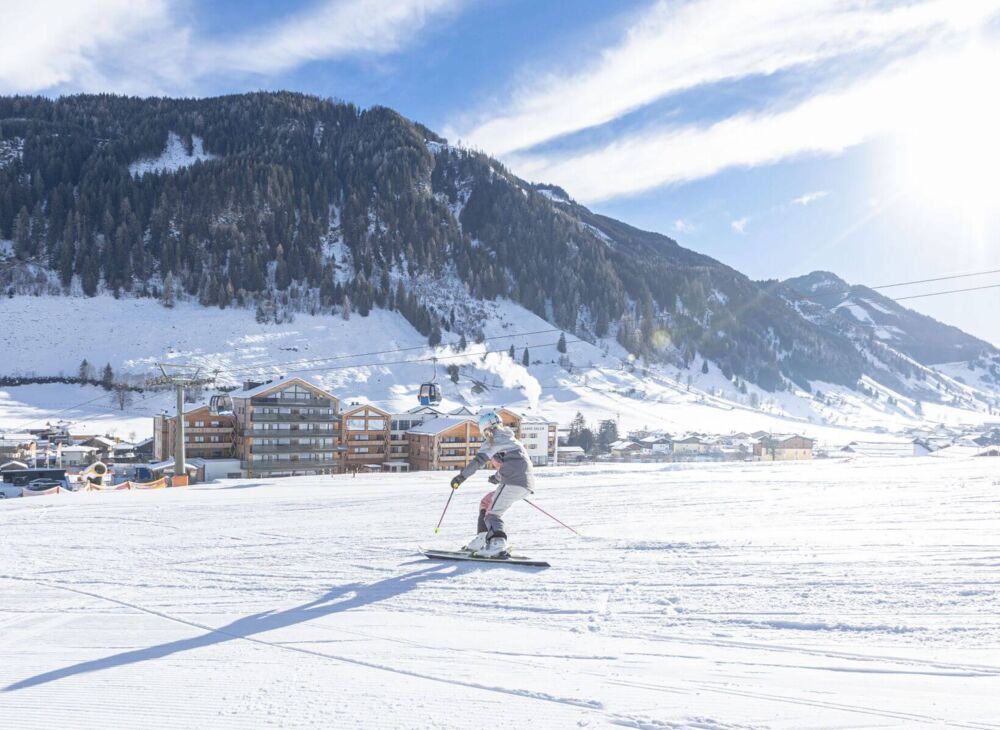 Ski in/Ski out: Skifahrerin auf der Piste zum Carpe Solem Rauris